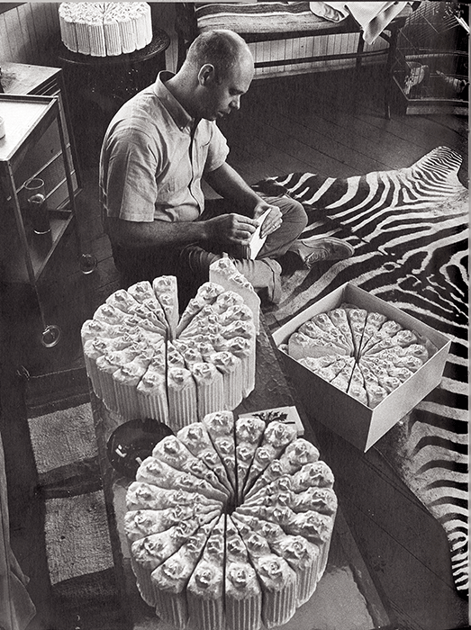 Claes Oldenburg travaillant à l'emballage des parts de gateau